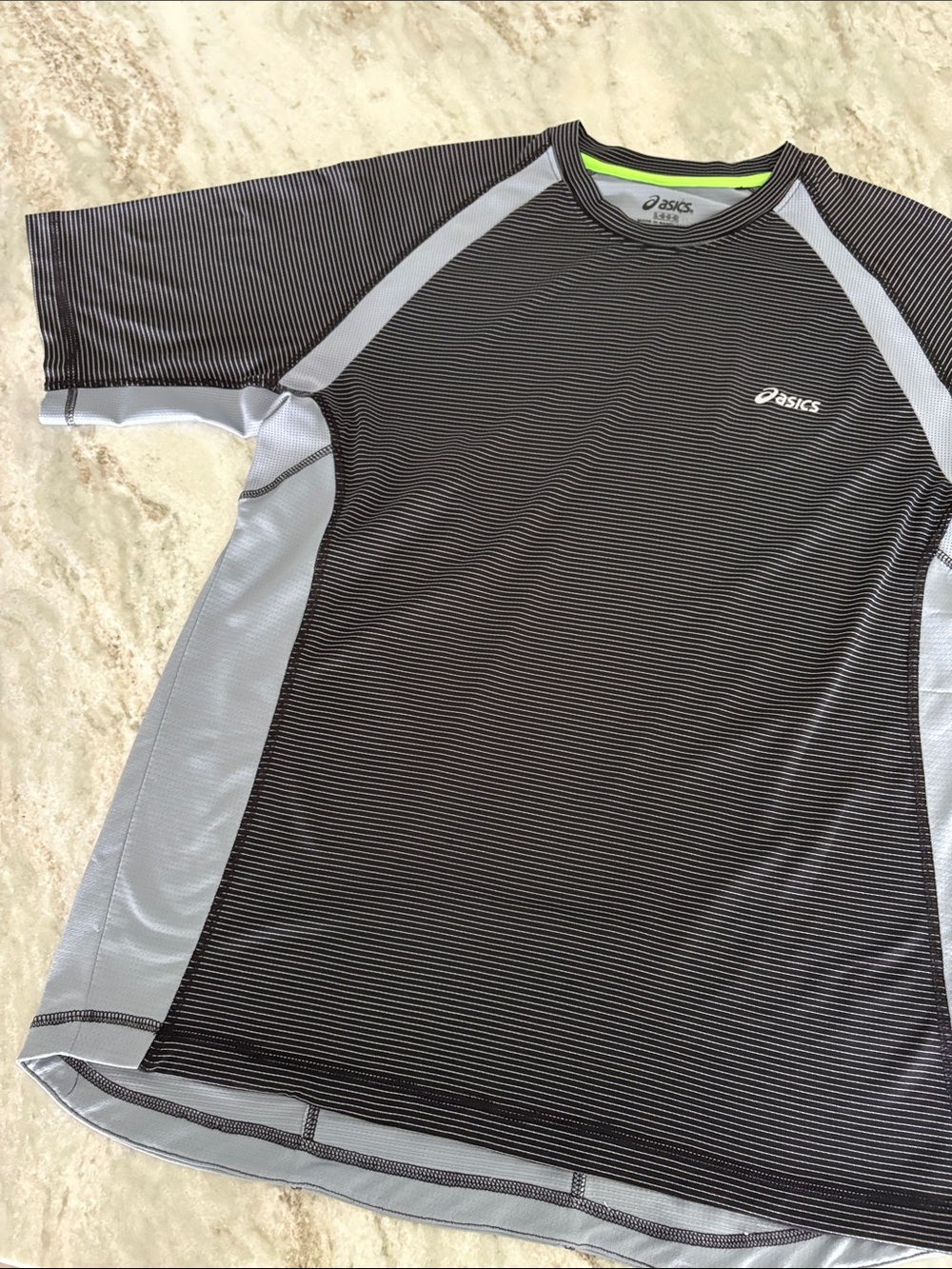 Asics Men’s Black & Light Gray Short Sleeve Rash Guard